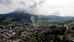 Der Rauch des Feuers in Kriens war weitherum sichtbar. (Bild: Leserbild Bruno Gysin)
