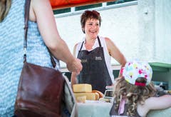 Arenenberg TG - Arenenberger Tag. Marktstände mit einer Vielzahl regionalem Käse. Tag der offenen Tür. Susanne Tritten.