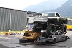 Ein Monstertruck zermalmt Autos. (Bild: Markus Zwyssig, 3. Juni 2018)