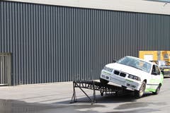 Ein Auto balanciert auf zwei Rädern. (Bild: Markus Zwyssig, 3. Juni 2018)