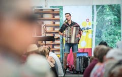 Arenenberg TG - Arenenberger Tag. Marktstände mit einer Vielzahl regionalem Käse. Tag der offenen Tür.