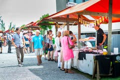 Arenenberg TG - Arenenberger Tag. Marktstände mit einer Vielzahl regionalem Käse. Tag der offenen Tür.