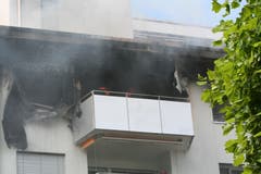 Die Fassade der betroffenen Wohnung in Kriens ist schwarz verfärbt. (Bild: Leserbild Walter Näf)