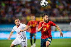 Der Schweizer Xherdan Shaqiri (links) und Spaniens Jordi Alba sprinten um den Ball. (Keystone/Laurent Gillieron)