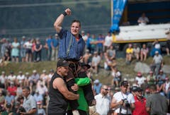 Joel Wicki liess sich als Sieger gebührend feiern. (Bild: Corinne Glanzmann, Attinghausen, 3. Juni 2018)