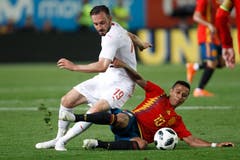 Der Schweizer Josip Drmic (links) liefert sich ein Duell um den Ball mit Spaniens Thiago. (Bild: Keystone/AP Photo/Alberto Saiz)