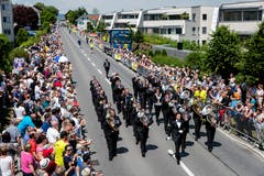 Die Brass Band Abinchova unter der Leitung von Gian Walker beim Auftritt auf der Paradestrecke. (Bild: Philipp Schmidli (Eschenbach, 3. Juni 2018))