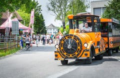 Arenenberg TG - Arenenberger Tag. Marktstände mit einer Vielzahl regionalem Käse. Tag der offenen Tür.