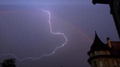 Blitz und Regenbogen kreuzen sich über der Alten Post in St. Georgen. (Bild: Gareth Callister)