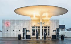 Tankstelle von Arne Jacobsen in Kopenhagen, 1938 erbaut, heute eine Designikone. (Bild: Vincent Linder, Schöner Tanken, Gestalten 2018)