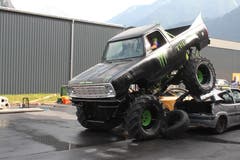 Ein Monstertruck zermalmt Autos. (Bild: Markus Zwyssig, 3. Juni 2018)