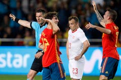 Spaniens Odriozola (2. von links) feiert sein Tor für Spanien mit Teamkollege Lucas Vazquez. (Keystone/AP Photo/Alberto Saiz)