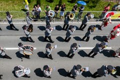 Die Brass Band Feldmusik Winikon auf der Paradestrecke. (Bild: Philipp Schmidli (Eschenbach, 3. Juni 2018))