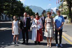 Christoph Amstad (2. von links) beim Einmarsch mit Familie. Von links: Tochter Alena, Kantonsratsweibelin Hanna Mäder, Frau Irene und Sohn Fabio. (Bilder Philipp Unterschütz, Sarnen, 30. Juni 2018)