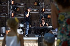 Roland Schwab und Myria Poffet beim Kinderfest beim Pavillon.