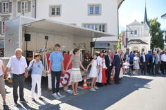 Auf dem Dorfplatz bildeten die Sarner gemeinsam eine Menschenkette, getreu Amstads Motto "zäme vorwärts"