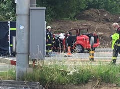 Der zerstörte rote Personenwagen (Bild: Thomas Erni/Radio Pilatus)