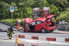 Der demolierte Personenwagen (Bild: Pius Amrein / Luzern, 4.6.2018)