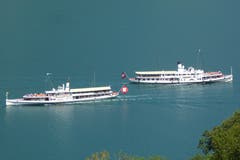 Dampfschiffe Uri und Stadt Luzern kreuzen sich bei Volligen. (Bild: Hans Steiner)