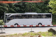 Der ausländische Reisecar mit polnischem Nummernschild am Unfallort. (Bild: Pius Amrein / Luzern, 4.6.2018)