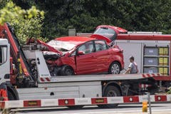Der PW wird abtransportiert (Bild: Pius Amrein / Luzern, 4.6.2018)