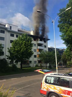Schwarzer Rauch dringt aus der ausgebrannten Wohnung. (Bild: Leserbild Werner Lanski)