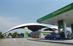Die Autobahnraststätte Deitingen Sued, an der A1 im Kanton Solothurn, mit dem markanten Betonschalendach des Ingenieurs Heinz Isler. (Bild: Martin Ruetschi)