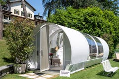Lausanne: Übernachtung unter fast freiem Himmel im Garten des Grand-Hotel Beau Rivage.