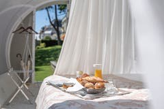 Lausanne: Übernachtung unter fast freiem Himmel im Garten des Grand-Hotel Beau Rivage.