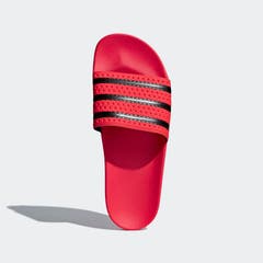 Hui statt pfui! Mit weissen Socken waren Adiletten lange Zeit pfui. Inzwischen sind die Adidas-Treter zum Kultobjekt avanciert. Weil sie bequem sind. Und weil Stars wie Katy Perry auch welche tragen.