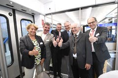 Peter Spuhler präsentiert das Innere des neuen Zugs. (Bild: Ralph Ribi)