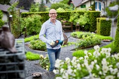 Im Garten-Eldorado daheim: Rudolf Baumann. (Bild: Beat Brechbühl)