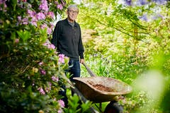 Hat Pflanzen aus aller Welt in seinem Garten: Toni Durrer. (Bild: Beat Brechbühl)