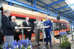 Stadler-Rail-Chef Peter Spuhler (Zweiter von rechts) mit Moderator Rainer Maria Salzgeber (rechts) beim Roll-out des neuen Voralpen-Express. (Bild: Ralph Ribi)