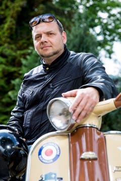 Patrik Kleger ist ein grosser Fan von alten Motorrollern der Marken Vespa und Lambretta. (Bild: Mareycke Frehner)