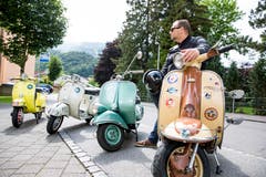 Patrik Kleger besitzt drei Vespas und eine Lambretta. Sie sind zwischen 39 und 58 Jahre alt. (Bild: Mareycke Frehner)