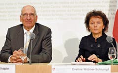Couchepin und Widmer-Schlumpf verkünden den Rettungsplan. (Bild: KEY (16.10.2008))