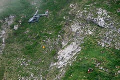Mit zwei EC 635-Helikoptern fliegt die Armme Munitionsreste aus. (Bild: Keystone/Gian Ehrenzeller)