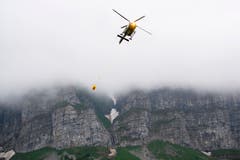 Mit zwei EC 635-Helikoptern fliegt die Armme Munitionsreste aus. (Bild: Keystone/Gian Ehrenzeller)