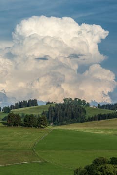 Die Wolke im Speicher ist zufrieden mit dem Wetter. (Bild: Hansjörg Nüesch)