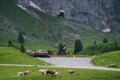 Mit zwei EC 635-Helikoptern fliegt die Armme Munitionsreste aus. (Bild: Keystone/Gian Ehrenzeller)