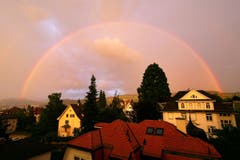 Regenbogenzeit: Pünktlich zum Junianfang zeigt sich der erste Regenbogen über der Stadt. (Bild: Günter Langer)