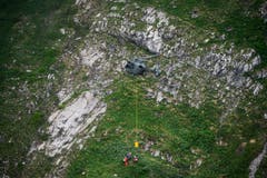 Mit zwei EC 635-Helikoptern fliegt die Armme Munitionsreste aus. (Bild: Keystone/Gian Ehrenzeller)