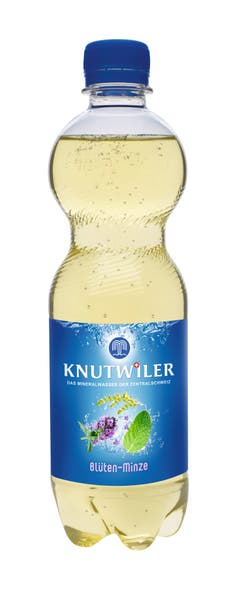 Erfrischend: Kalorienarm und mit Kräuterkraft aus der Napfregion: das Mineralwasser mit Extrakten aus Minze, Salbei, Thymian und Brennnessel für den leichten Trinkgenuss. www.knutwiler.ch