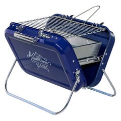 Gut verpackt: Unterwegs erkundet man neues Terrain am besten mit diesem Grillkoffer. Im Handumdrehen aufgestellt, ist er genauso schnell wieder zusammengefaltet. Gesehen bei Wild & Wolf