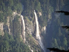 Tosende Bäche fliessen ins Tal hinunter. Aufgenommen am Brünigpass. (Bild Bruno Ringgenberg)
