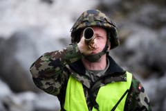 Oberwachtmeister Benjamin Rohner gibt das Signal zur Sprengung. (Bild: Keystone/Gian Ehrenzeller)