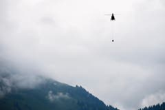 Mit zwei EC 635-Helikoptern fliegt die Armme Munitionsreste aus. (Bild: Keystone/Gian Ehrenzeller)