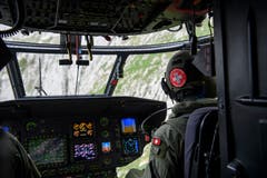 Im Cockpit eines Super Pumas. (Bild: Keystone/Gian Ehrenzeller)