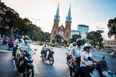Mit dem Moped in der Metropole Ho-Chi-Minh-City.